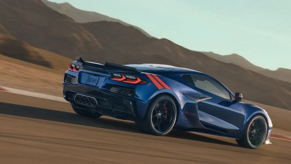 Кога: края на 2026
Как лети времето! C8 Corvette е към края на жизнения си цикъл и Grand Sport е последната версия, която ще бъде представена. Заемайки традиционното си място между базовия автомобил и Z06, той въвежда чисто новия 6,7-литров LS6 V8 двигател на GM с мощност 535 к.с. Има и хибридна версия Grand Sport X, която добавя електрифицирания преден мост на E-Ray за общо 721 к.с. Съвсем отделен въпрос е дали някоя от тях изобщо ще стигне до Европа. 
